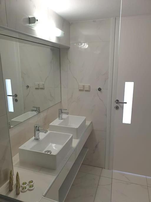 Hh Bay Apartment Логарас Екстериор снимка